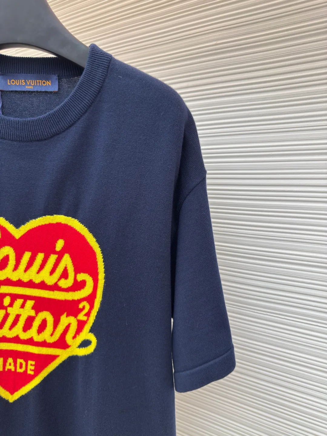 LOUIS VUITTON jacquard heart-shaped short sleeves ●Authentic product: Purchased and developed by 7350 ●Item number: 1680119-A50 ●Fabric: densely woven cotton ●Technology: Knitting ●Version: Fitted version ●Size: XS-S-M-L ●Description: Made from knitted sweater, densely woven cotton, classic version. Heart-shaped appliqués and logos from the collaboration, and the heart-shaped inner layer is finished in jacquard knitting. Referring to the original needle and thread, 12,639 pinholes were counted manually, which took 760 minutes. It is a perfect 1:1 reproduction. The pattern of the weaving piece is made by hanging wool on multiple yarn feeders. It is purely manual thread picking, knotting, and inspection. The loom takes a long time and has a high scrap rate. The overall wiring is straight and delicate. The fabric is comfortable and soft. The color is consistent and has no color difference. It can be matched with the same style to create a fashionable look and control various occasions. Customized accessories, complete three standards, the same style for men and women!